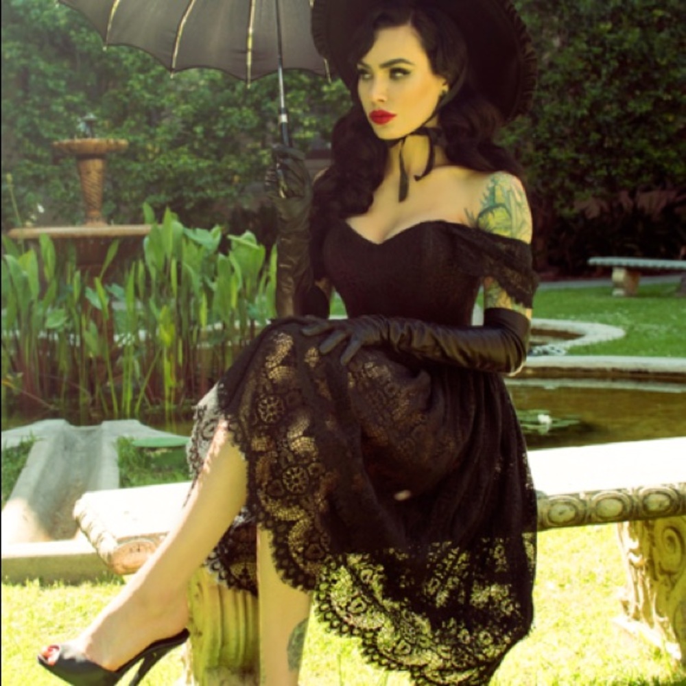 La Femme en Noir Bustier Top